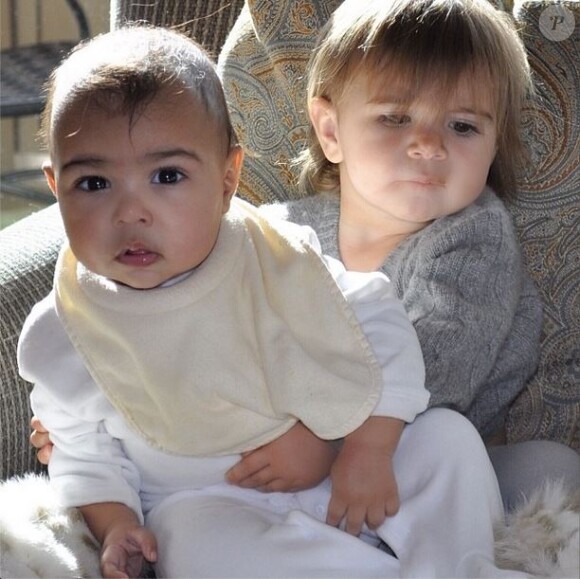 North West et sa cousine Penelope Disick. Photo postée le 24 janvier 2014.