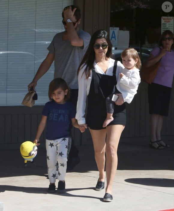 Kourtney Kardashian, Scott Disick et leurs deux enfants Mason et Penelope à Calabasas, le 9 mars 2014.