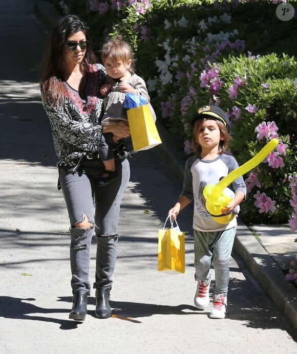 Kourtney Kardashian et ses deux enfants Mason et Penelope à Beverly Hills, le 8 mars 2014.