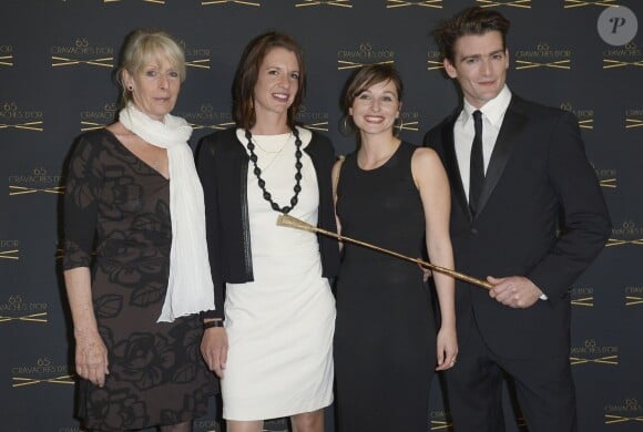 Jonathan Plouganou avec sa mère, sa soeur et sa femme lors de la 65ème édition des Cravaches d'Or au Théâtre des Champs-Elysées à Paris, le 14 mars 2014.