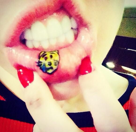 Miley Cyrus et son (adorable) nouveau tatouage, dévoilé le 15 mars 2014 sur Instagram.