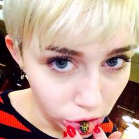 Miley Cyrus : Tatouage loufoque et joint en studio, elle ne s'arrête plus !