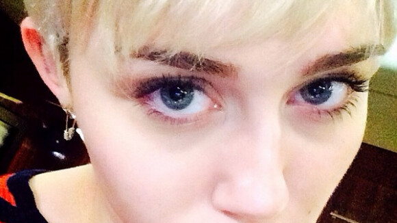 Miley Cyrus : Tatouage loufoque et joint en studio, elle ne s'arrête plus !