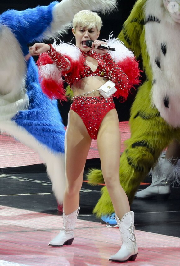 Miley Cyrus en concert lors de sa tournée "Bangerz" au "Rogers Arena" à Vancouver, le 14 février 2014.