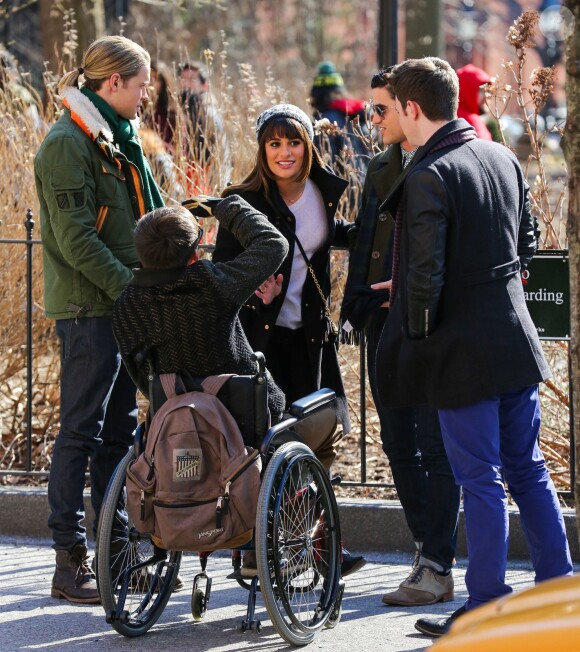 Chris Colfer, Darren Criss, Kevin McHale, Chord Overstreet, Lea Michele lors du tournage de la série télévisée "Glee" à Washington Square Park à New York, le 14 mars 2014.  Stars film scenes for the hit TV show 'Glee' at Washington Square Park in New York City, New York on March 14, 2014.14/03/2014 - New York