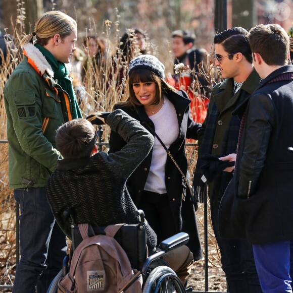 Chris Colfer, Darren Criss, Kevin McHale, Chord Overstreet, Lea Michele lors du tournage de la série télévisée "Glee" à Washington Square Park à New York, le 14 mars 2014.  Stars film scenes for the hit TV show 'Glee' at Washington Square Park in New York City, New York on March 14, 2014.14/03/2014 - New York