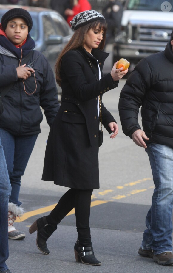 Lea Michele lors du tournage de la série télévisée "Glee" à Washington Square Park à New York, le 14 mars 2014.  Stars film scenes for the hit TV show 'Glee' at Washington Square Park in New York City, New York on March 14, 2014.14/03/2014 - New York