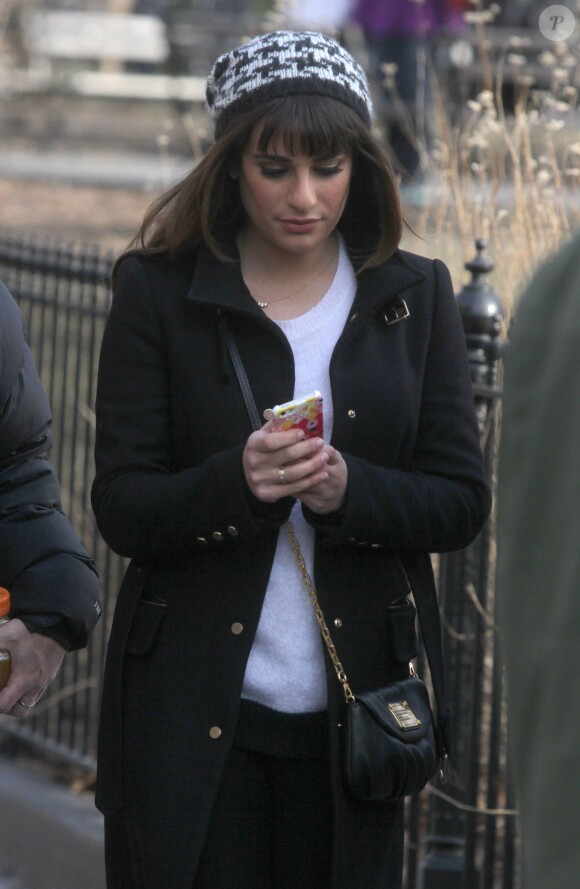 Lea Michele lors du tournage de la série télévisée "Glee" à Washington Square Park à New York, le 14 mars 2014.  Stars film scenes for the hit TV show 'Glee' at Washington Square Park in New York City, New York on March 14, 2014.14/03/2014 - New York