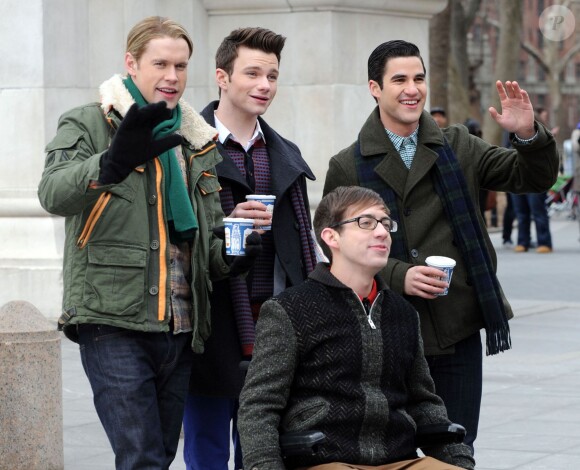 Chris Colfer, Darren Criss, Kevin McHale, Chord Overstreet lors du tournage de la série télévisée "Glee" à Washington Square Park à New York, le 14 mars 2014.  Stars film scenes for the hit TV show 'Glee' at Washington Square Park in New York City, New York on March 14, 2014.14/03/2014 - New York