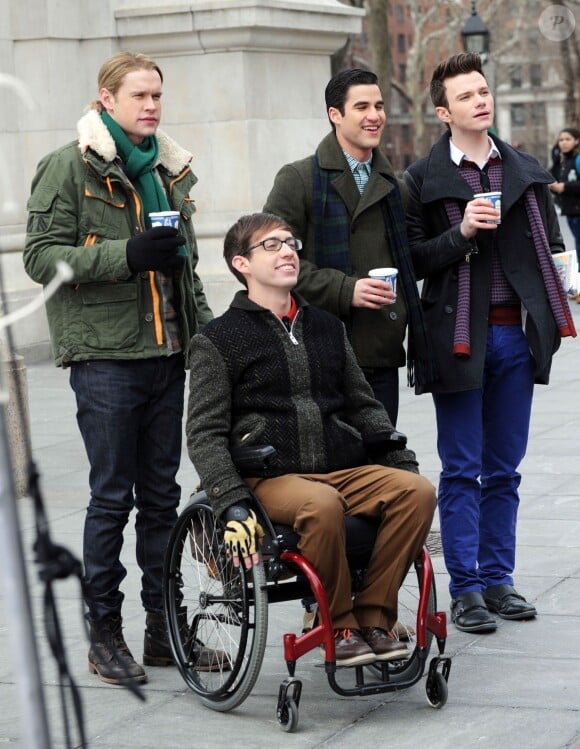 Chris Colfer, Darren Criss, Kevin McHale, Chord Overstreet lors du tournage de la série télévisée "Glee" à Washington Square Park à New York, le 14 mars 2014.  Stars film scenes for the hit TV show 'Glee' at Washington Square Park in New York City, New York on March 14, 2014.14/03/2014 - New York