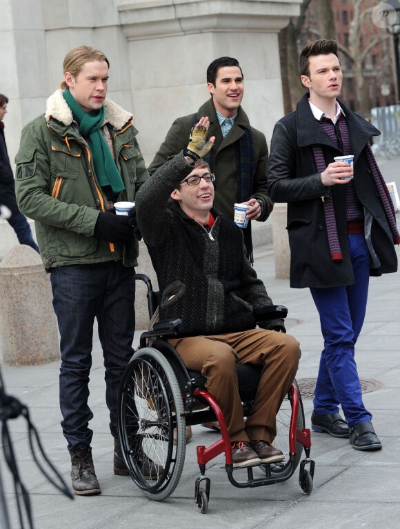 Chris Colfer, Darren Criss, Kevin McHale, Chord Overstreet lors du tournage de la série télévisée "Glee" à Washington Square Park à New York, le 14 mars 2014.  Stars film scenes for the hit TV show 'Glee' at Washington Square Park in New York City, New York on March 14, 2014.14/03/2014 - New York