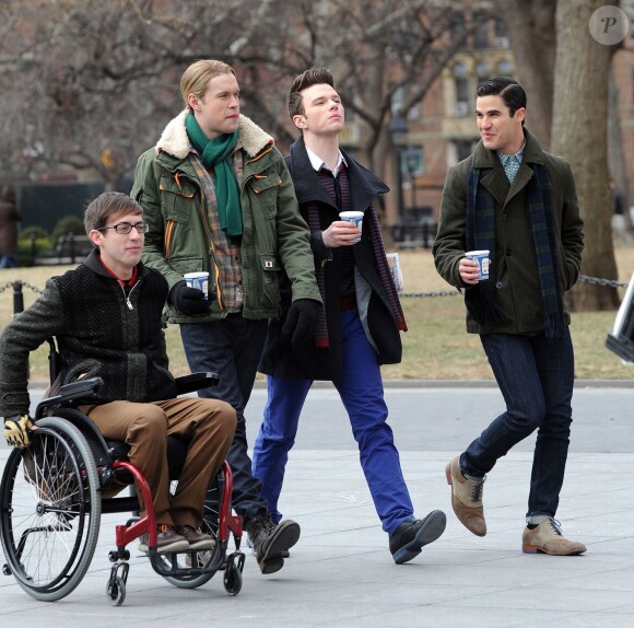 Chris Colfer, Darren Criss, Kevin McHale, Chord Overstreet lors du tournage de la série télévisée "Glee" à Washington Square Park à New York, le 14 mars 2014.  Stars film scenes for the hit TV show 'Glee' at Washington Square Park in New York City, New York on March 14, 2014.14/03/2014 - New York