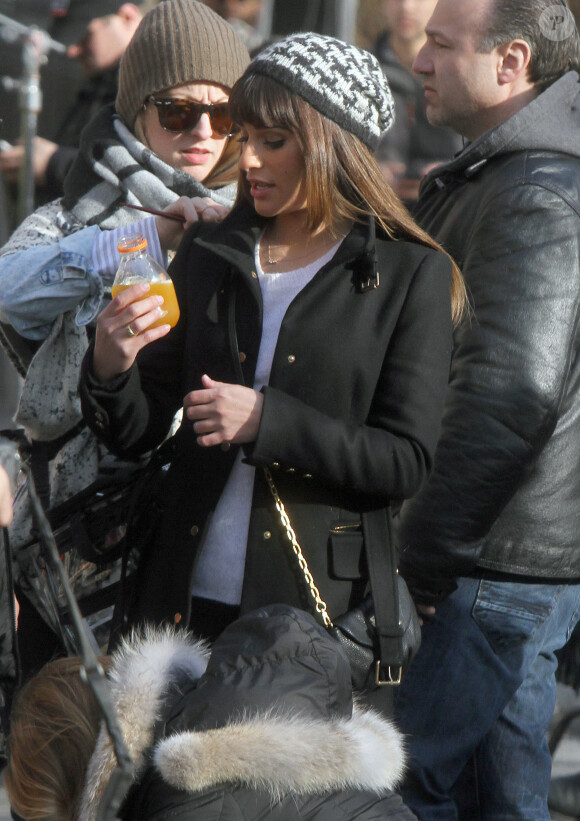 Lea Michele lors du tournage de la série télévisée "Glee" à Washington Square Park à New York, le 14 mars 2014.  Stars film scenes for the hit TV show 'Glee' at Washington Square Park in New York City, New York on March 14, 2014.14/03/2014 - New York