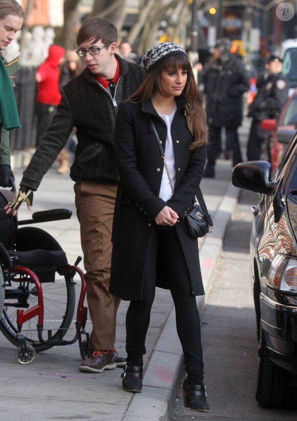 Lea Michele, Kevin McHale lors du tournage de la série télévisée "Glee" à Washington Square Park à New York, le 14 mars 2014.  Stars film scenes for the hit TV show 'Glee' at Washington Square Park in New York City, New York on March 14, 2014.14/03/2014 - New York