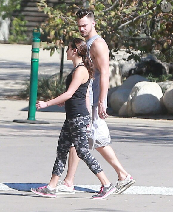 Exclusif - Lea Michele et son compagnon Matthew Paetz se promènent au TreePeople Park à Studio City, le 25 octobre 2014. Le compte Twitter de Lea Michele a été piraté et le hacker a annoncé qu'elle était enceinte. Mais elle a démenti cette information.  Exclusive - For Germany Call For Price - 'Glee' actress Lea Michele and her boyfriend Matthew Paetz out for a hike at the TreePeople Park in Studio City, California on October 25, 2014. Lea had her Twitter account hacked and the hacker posted that she was pregnant, it has since come out that the info was false.25/10/2014 - Studio City