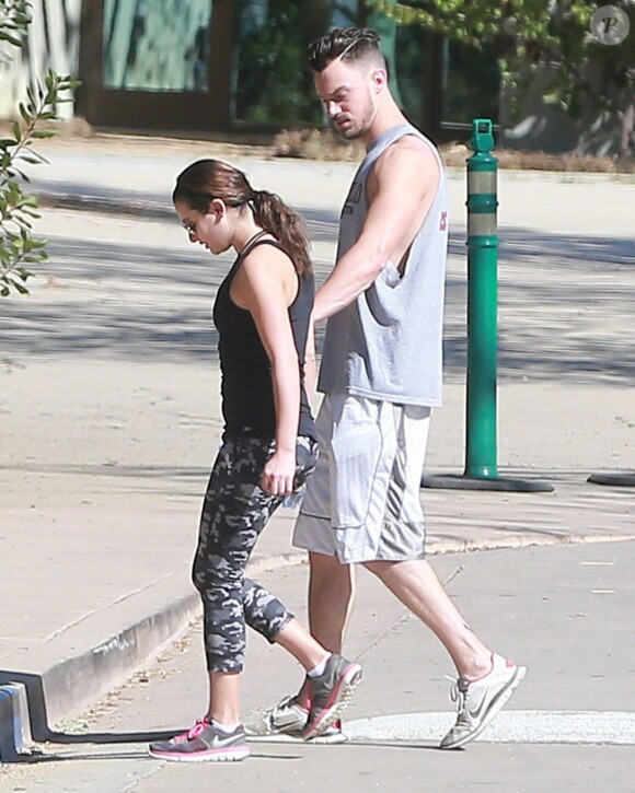 Exclusif - Lea Michele et son compagnon Matthew Paetz se promènent au TreePeople Park à Studio City, le 25 octobre 2014. Le compte Twitter de Lea Michele a été piraté et le hacker a annoncé qu'elle était enceinte. Mais elle a démenti cette information.  Exclusive - For Germany Call For Price - 'Glee' actress Lea Michele and her boyfriend Matthew Paetz out for a hike at the TreePeople Park in Studio City, California on October 25, 2014. Lea had her Twitter account hacked and the hacker posted that she was pregnant, it has since come out that the info was false.25/10/2014 - Studio City