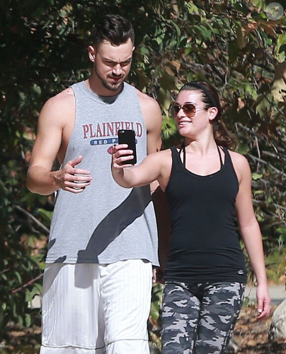 Exclusif - Lea Michele et son compagnon Matthew Paetz se promènent au TreePeople Park à Studio City, le 25 octobre 2014. Le compte Twitter de Lea Michele a été piraté et le hacker a annoncé qu'elle était enceinte. Mais elle a démenti cette information.  Exclusive - For Germany Call For Price - 'Glee' actress Lea Michele and her boyfriend Matthew Paetz out for a hike at the TreePeople Park in Studio City, California on October 25, 2014. Lea had her Twitter account hacked and the hacker posted that she was pregnant, it has since come out that the info was false.25/10/2014 - Studio City