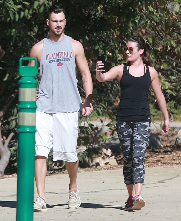 Exclusif - Lea Michele et son compagnon Matthew Paetz se promènent au TreePeople Park à Studio City, le 25 octobre 2014. Le compte Twitter de Lea Michele a été piraté et le hacker a annoncé qu'elle était enceinte. Mais elle a démenti cette information.  Exclusive - For Germany Call For Price - 'Glee' actress Lea Michele and her boyfriend Matthew Paetz out for a hike at the TreePeople Park in Studio City, California on October 25, 2014. Lea had her Twitter account hacked and the hacker posted that she was pregnant, it has since come out that the info was false.25/10/2014 - Studio City