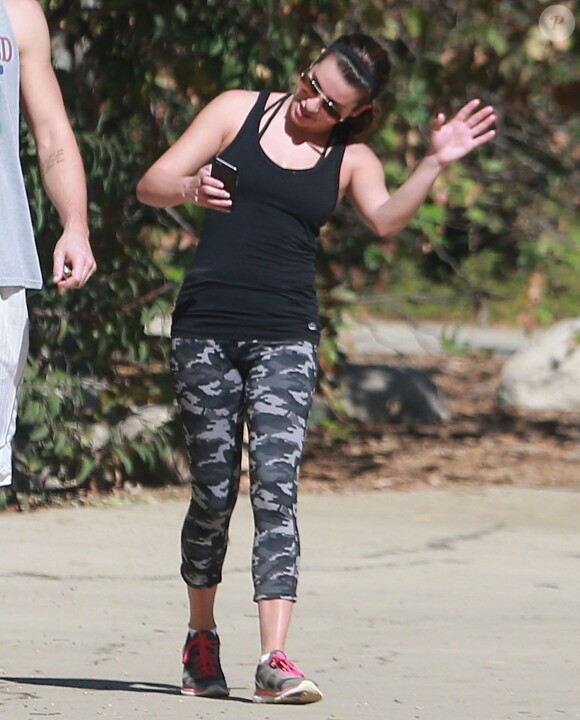 Exclusif - Lea Michele et son compagnon Matthew Paetz se promènent au TreePeople Park à Studio City, le 25 octobre 2014. Le compte Twitter de Lea Michele a été piraté et le hacker a annoncé qu'elle était enceinte. Mais elle a démenti cette information.  Exclusive - For Germany Call For Price - 'Glee' actress Lea Michele and her boyfriend Matthew Paetz out for a hike at the TreePeople Park in Studio City, California on October 25, 2014. Lea had her Twitter account hacked and the hacker posted that she was pregnant, it has since come out that the info was false.25/10/2014 - Studio City
