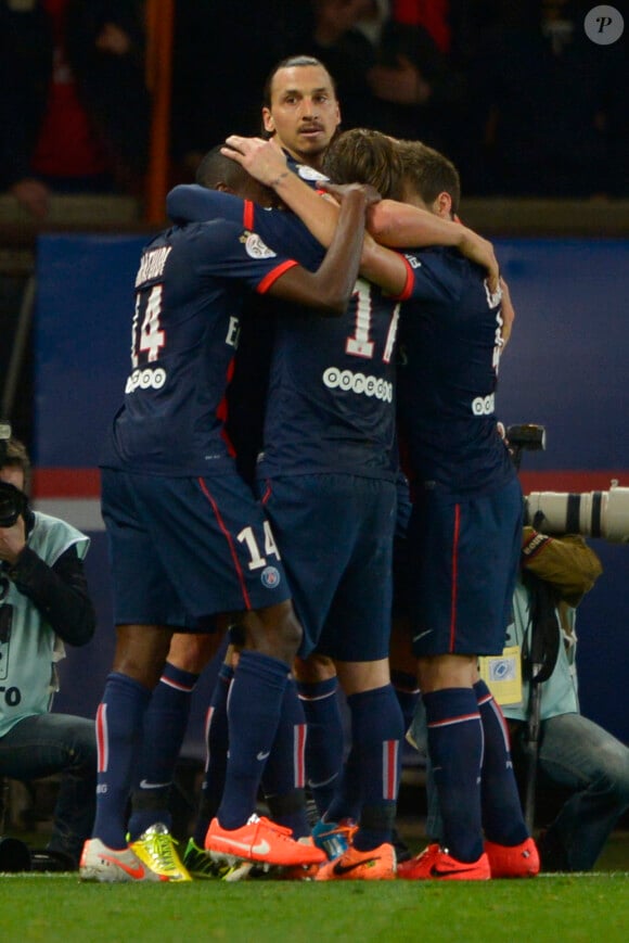 Zlatan Ibrahimovic et ses coéquipiers lors du match entre le Paris Saint-Germain et Saint-Etienne au Parc des Princes à Paris le 16 mars 2014
