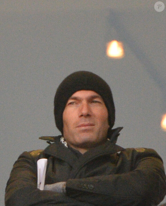 Zinédine Zidane, spectateur attentif de la performance de son fils Enzo Zidane lors du match de Youth League entre le PSG et le Real Madrid, le 11 mars 2014