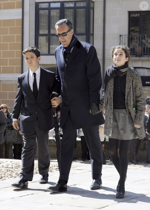 Jaime de Marichalar avec ses enfants Felipe et Victoria, nés de son mariage avec l'infante Elena d'Espagne, lors des funérailles de sa mère María de la Concepción Sáenz de Tejada y Fernández de Boadilla, célébrées le 16 mars 2014 à Soria.