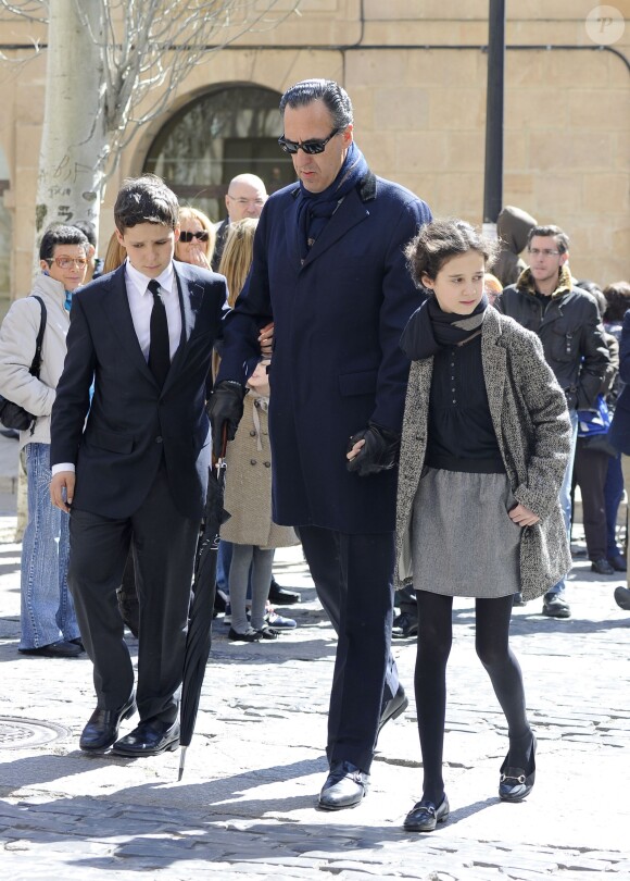 Jaime de Marichalar avec ses enfants Felipe et Victoria, nés de son mariage avec l'infante Elena d'Espagne, lors des funérailles de sa mère María de la Concepción Sáenz de Tejada y Fernández de Boadilla, célébrées le 16 mars 2014 à Soria.