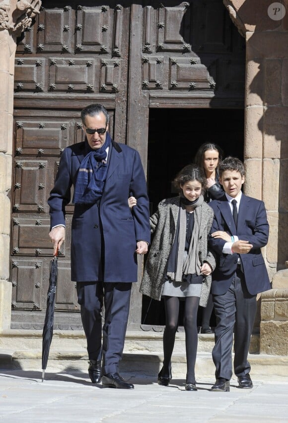 Jaime de Marichalar quitte l'église Santo Domingo avec ses enfants Felipe et Victoria, issus de son mariage avec Elena d'Espagne, lors des funérailles de sa mère María de la Concepción Sáenz de Tejada y Fernández de Boadilla, célébrées le 16 mars 2014 à Soria.