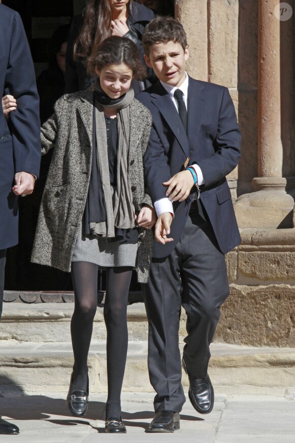 Felipe et Victoria, enfants de l'infante Elena d'Espagne et de son ex-mari Jaime de Marichalar, très affectés lors des funérailles de leur grand-mère María de la Concepción Sáenz de Tejada y Fernández de Boadilla, célébrées le 16 mars 2014 à Soria.