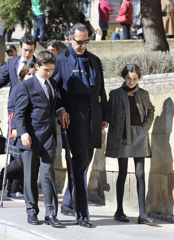 Jaime de Marichalar avec son fils Felipe et sa fille Victoria lors des funérailles de sa mère María de la Concepción Sáenz de Tejada y Fernández de Boadilla, célébrées le 16 mars 2014 à Soria.