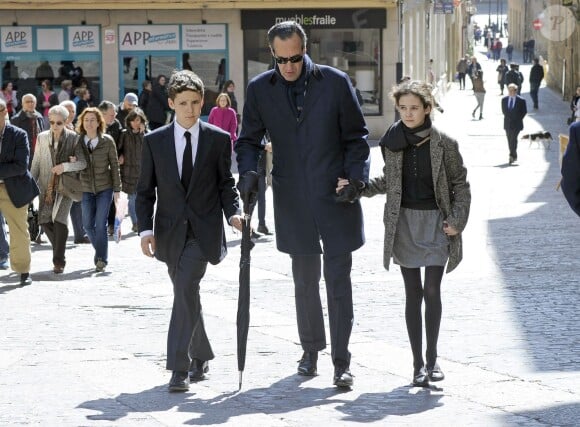 Jaime de Marichalar avec son fils Felipe et sa fille Victoria lors des funérailles de sa mère María de la Concepción Sáenz de Tejada y Fernández de Boadilla, célébrées le 16 mars 2014 à Soria.