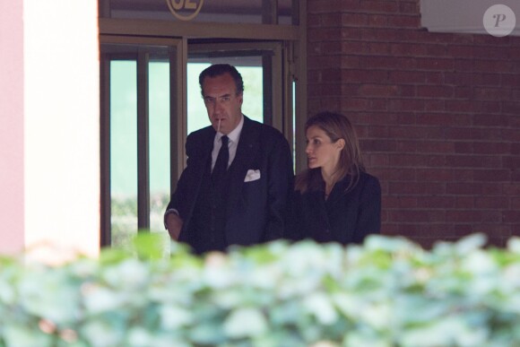 Letizia d'Espagne est venue présenter ses condoléances à Jaime de Marichalar, vendredi 14 mars 2014 à Madrid, au lendemain de la mort de sa mère María de la Concepción Sáenz de Tejada y Fernández de Boadilla