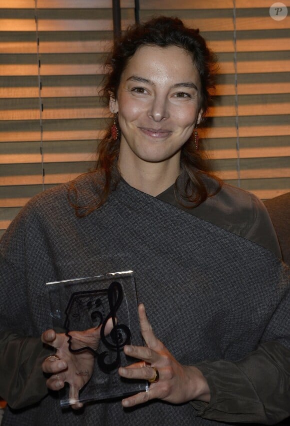 Emilie Mouret (La Jeanne) lors du Grand Prix de l'UNAC de la chanson 2014 à Paris, le 17 mars 2014.