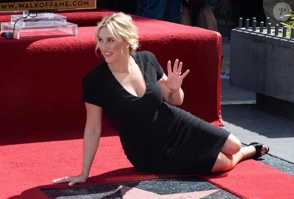 Kate Winslet, pulpeuse et heureuse, reçoit son étoile sur le Walk Of Fame à Hollywood, le 17 mars 2014.