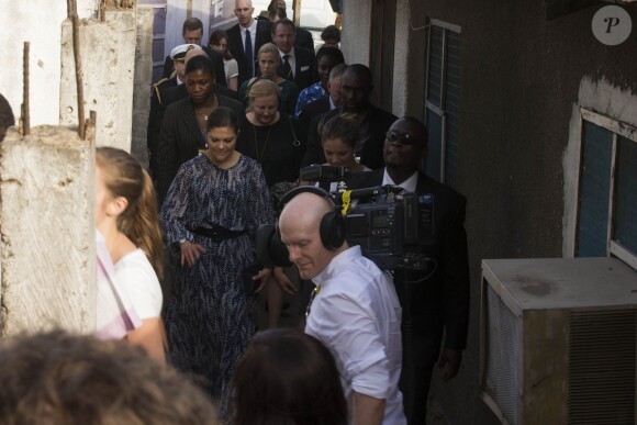 La princesse Victoria de Suède arrive dans un bidonville du quartier de Nima à Accra, au Ghana, le 17 mars 2014 dans le cadre d'une visite officielle promotionnelle au Ghana et en Tanzanie du 17 au 21 mars.