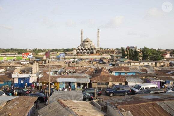 Image de la visite de la princesse Victoria de Suède dans un bidonville de Nima à Accra, au Ghana, le 17 mars 2014 dans le cadre d'une visite officielle promotionnelle au Ghana et en Tanzanie du 17 au 21 mars.