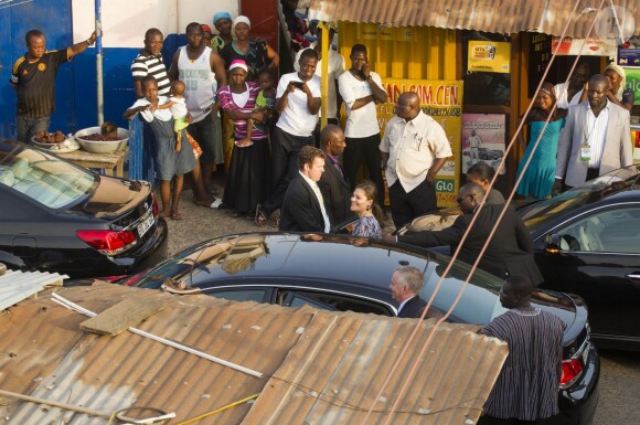 La princesse Victoria de Suède dans un bidonville d'Accra, au Ghana, le 17 mars 2014 dans le cadre d'une visite officielle promotionnelle au Ghana et en Tanzanie du 17 au 21 mars.