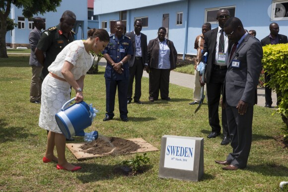 La princesse Victoria de Suède plante un arbre au centre International Kofi Annan pour le maintien de la paix à Accra, le 18 mars 2014.