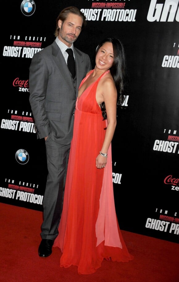 Josh Holloway et son épouse Yessica Kumala à la première de Mission: Impossible - Ghost Protocol, au Ziegfeld Theatre de New York, le 19 décembre 2011.