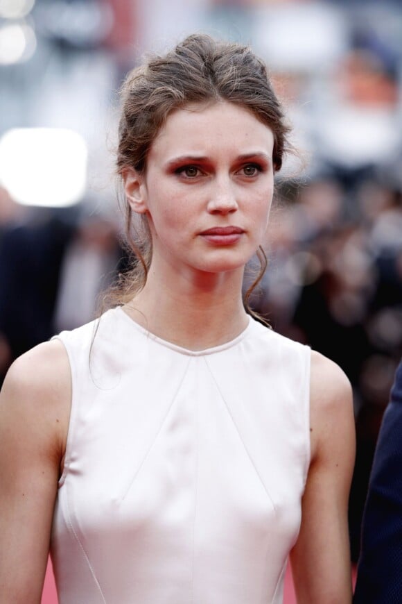 Marine Vacth monte les marches du film "Jeune et Jolie" au 66e Festival du film de Cannes, le 16 mai 2013.