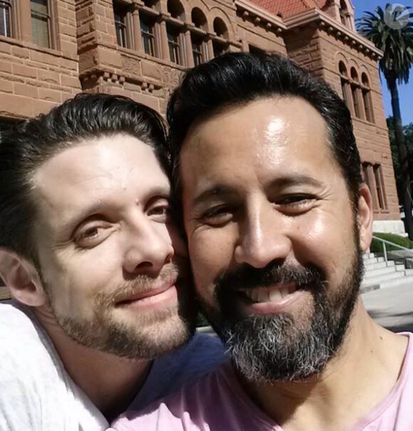 Danny Pintauro et son compagnon Wil Tabares posent après avoir obtenu leur licence de mariage, en Californie.