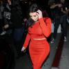 Kim Kardashian, parfaitement moulée dans son ensemble crop-top et jupe rouges Calvin Klein pour dîner au restaurant Crustacean. Beverly Hills, le 19 mars 2014.