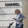Helena Seger sort de la boutique Chanel située Avenue Montaigne, le 19 mars 2014 à Paris