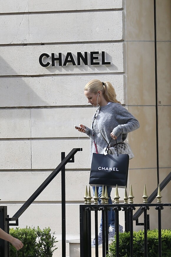 Helena Seger sort de la boutique Chanel située Avenue Montaigne, le 19 mars 2014 à Paris