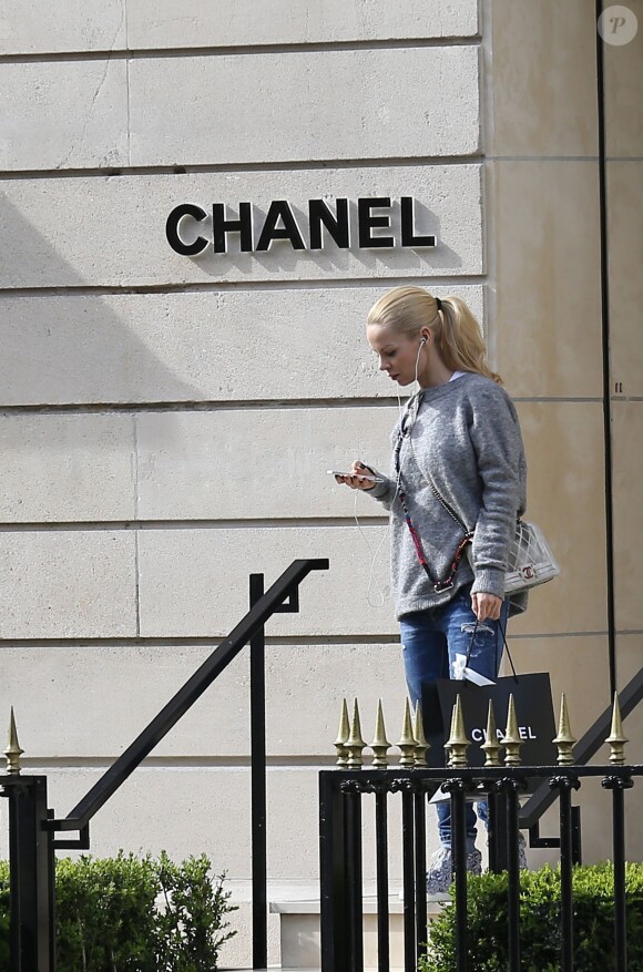 Helena Seger sort de la boutique Chanel située Avenue Montaigne, le 19 mars 2014 à Paris