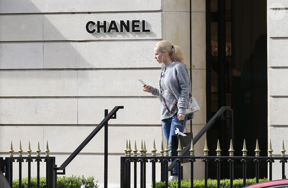 Helena Seger sort de la boutique Chanel située Avenue Montaigne, le 19 mars 2014 à Paris