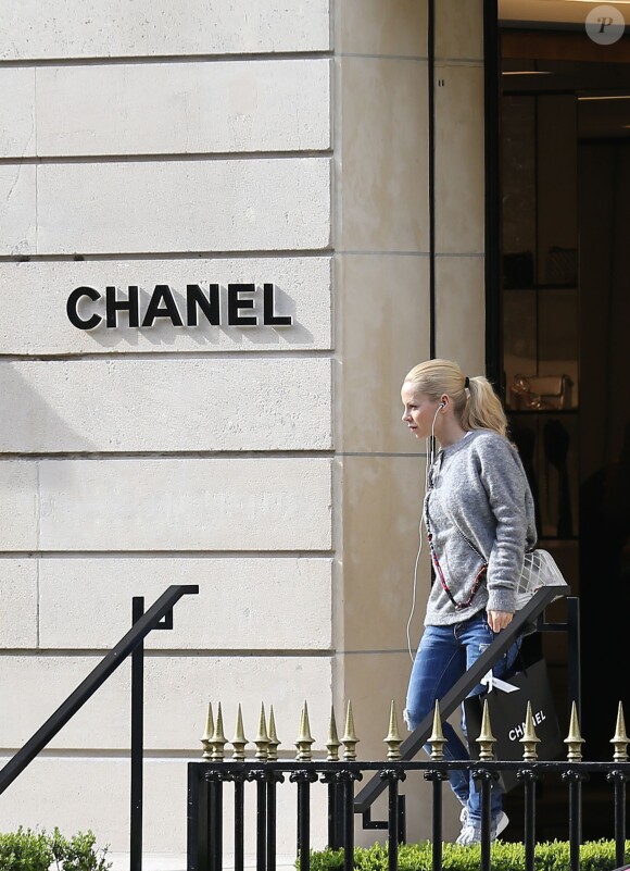 Helena Seger à la sortie de la boutique Chanel située Avenue Montaigne, le 19 mars 2014 à Paris