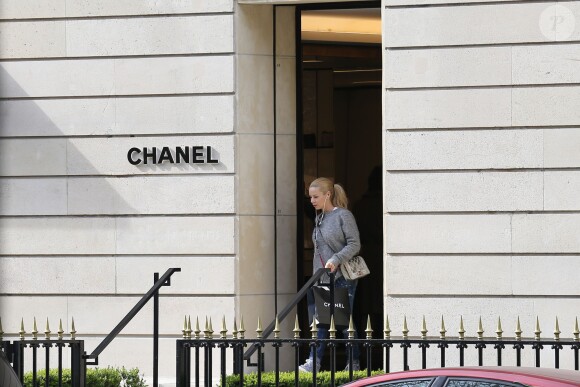 Helena Seger après une petite séance shopping à la boutique Chanel située Avenue Montaigne, le 19 mars 2014 à Paris