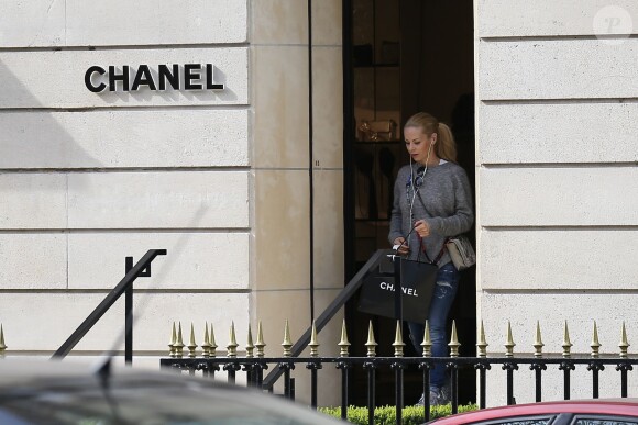 Helena Seger sort de la boutique Chanel située Avenue Montaigne, le 19 mars 2014 à Paris