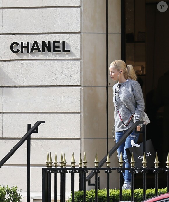 Helena Seger sort de la boutique Chanel située Avenue Montaigne, le 19 mars 2014 à Paris
